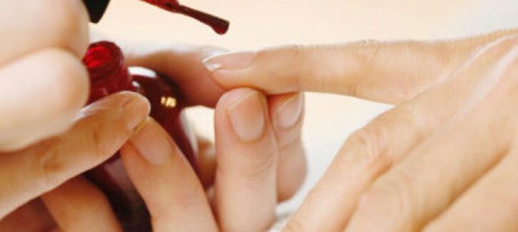 La tape manicure: la nail art realizzata con il nastro adesivo