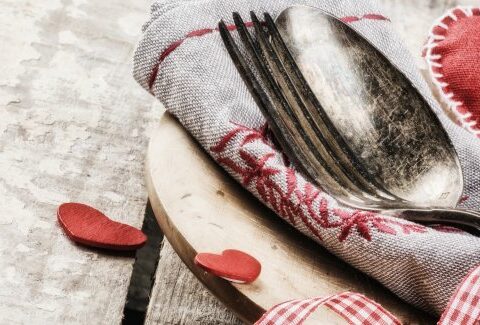 La tavola di San Valentino per una romantica cena a due
