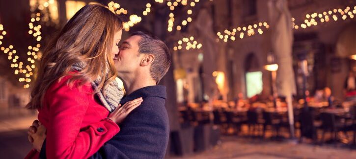 Labbra a prova di bacio: rossetto “indelebile” a lunga tenuta, una guida