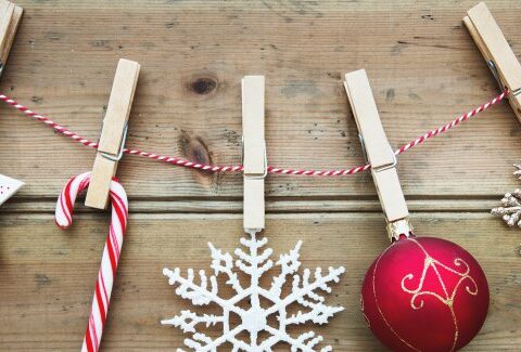 Lavoretti di Natale con le mollette da bucato: stelle natalizie, portacandele e ghirlande