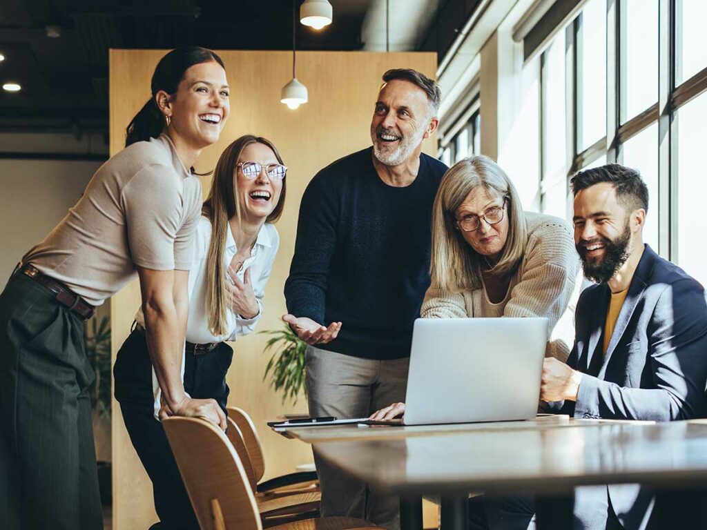 Un gruppo di lavoratori in un ufficio