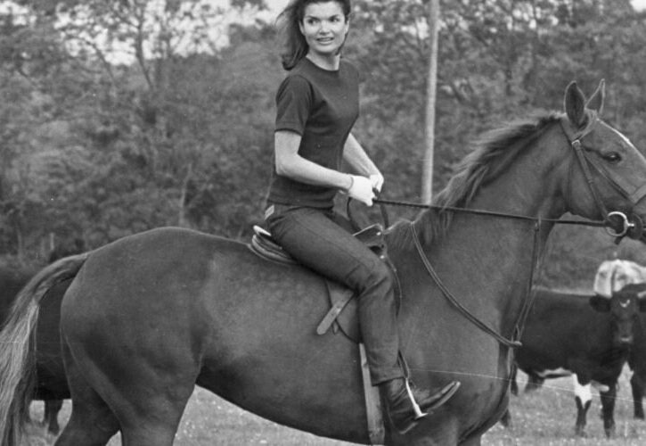 Lo stile di Jackie Kennedy torna di moda: le 8 cose che lo contraddistinguono