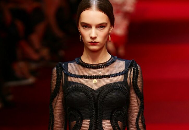 Look per le feste in nero, come renderlo meno serioso