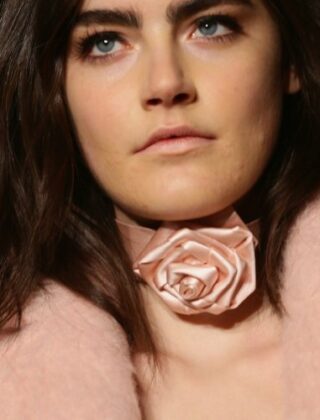 Look per le feste rosa: l'outifit bon ton