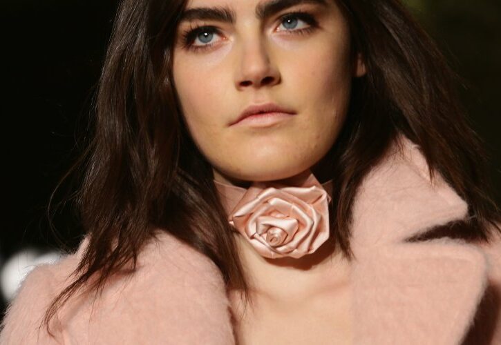 Look per le feste rosa: l'outifit bon ton