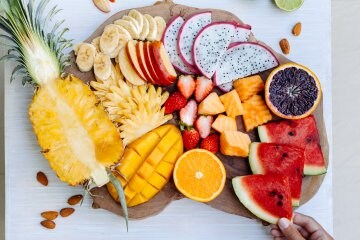 Mangiare frutta dopo i pasti si o no?