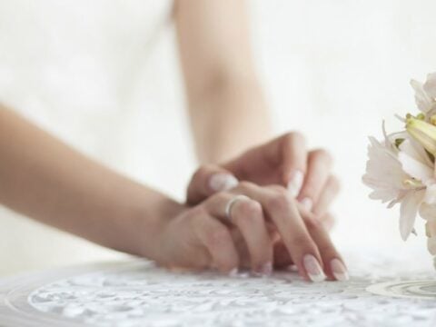 Manicure da sposa, dal bianco al rosa: tutti i trend