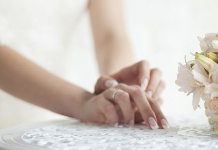 Manicure da sposa, dal bianco al rosa: tutti i trend