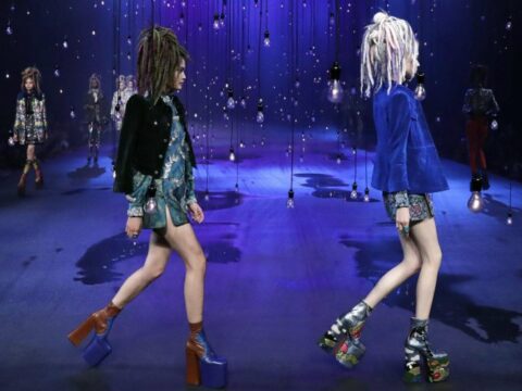 Marc Jacobs sfila a New York, in passerella lo stile da rave (ma chic)