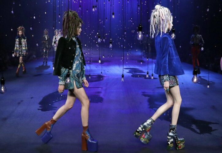 Marc Jacobs sfila a New York, in passerella lo stile da rave (ma chic)