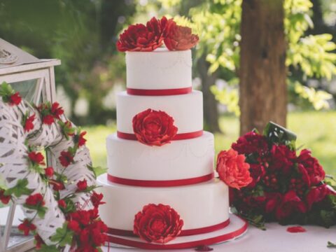 Matrimonio nei toni del rosso dal vestito alle decorazioni
