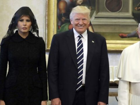 Melania e Ivanka Trump dal Papa con la veletta e vestite di nero: il bianco è un privilegio, cosa dice il dress code in questi casi?