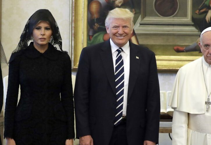 Melania e Ivanka Trump dal Papa con la veletta e vestite di nero: il bianco è un privilegio, cosa dice il dress code in questi casi?