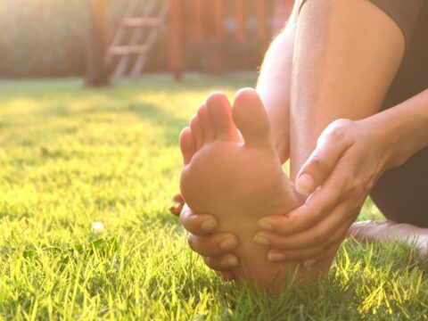 Micosi ai piedi cause e rimedi, ecco i sintomi da riconoscere e cosa fare