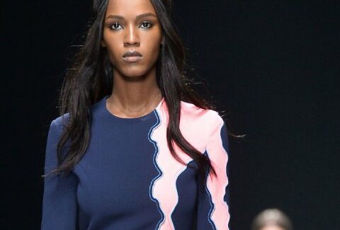 Milano Moda Donna ai 2016-2017: tutto il blu di Versace, tutto il glam di Emporio Armani