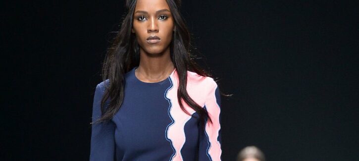 Milano Moda Donna ai 2016-2017: tutto il blu di Versace, tutto il glam di Emporio Armani