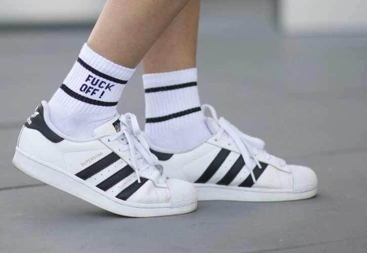Moda o diritto di non depilarsi, la modella scelta da un noto brand non si depila: le reazioni sul web
