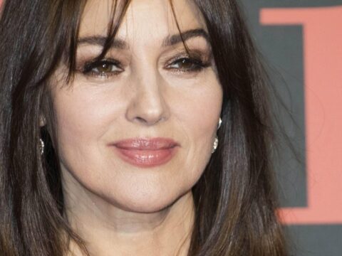 Monica Bellucci ha tagliato i capelli (finalmente) e sta benissimo