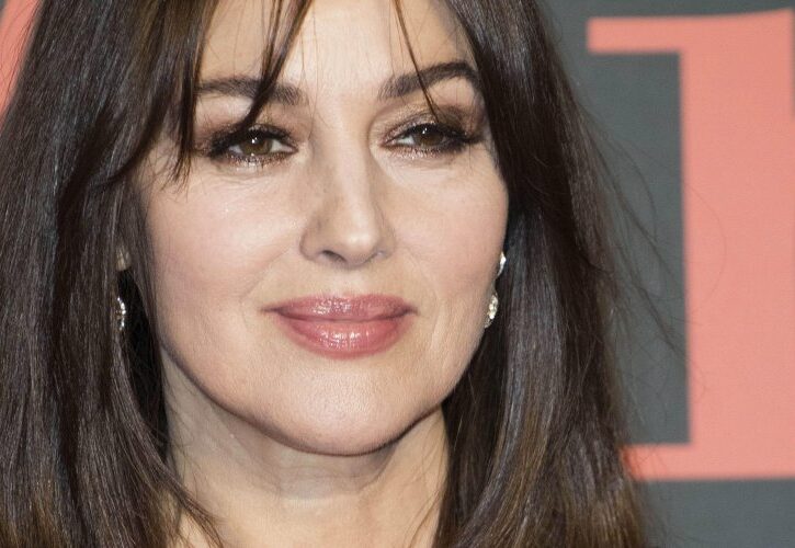 Monica Bellucci ha tagliato i capelli (finalmente) e sta benissimo