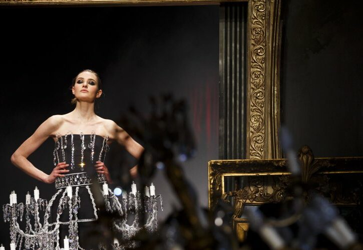 Moschino: lo show più atteso di Milano Moda Donna è una sfilata spettacolare!