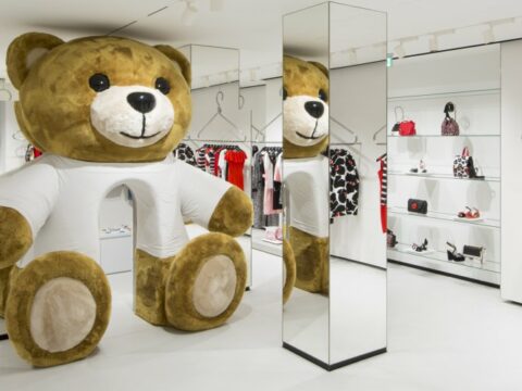 Moschino, nuovo flagship store a Milano con la Pop Art di Jeremy Scott