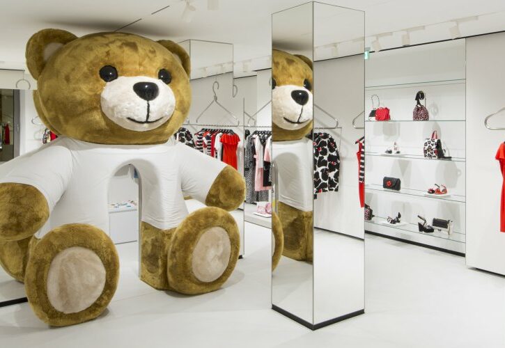 Moschino, nuovo flagship store a Milano con la Pop Art di Jeremy Scott