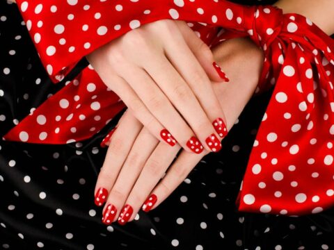 Dot manicure, i pois arrivano anche sulle unghie