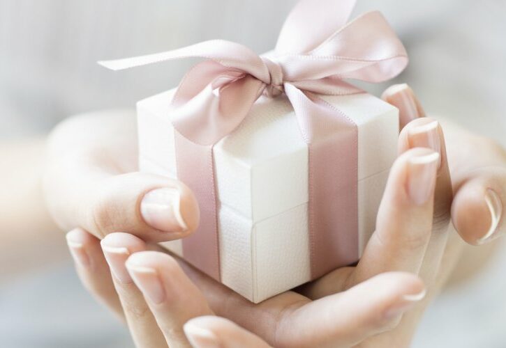 Idee regalo per Natale sotto i 50 euro in profumeria, tante soluzioni per doni speciali