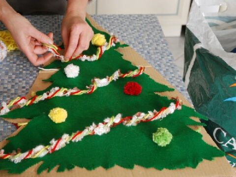 Come fare un albero di Natale da appendere alla porta in feltro e pannolenci