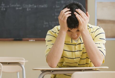 Omofobia a scuola: prof picchia alunno gay