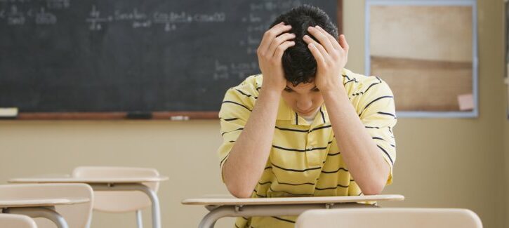 Omofobia a scuola: prof picchia alunno gay