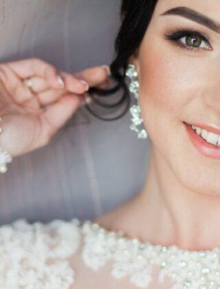 Orecchini da sposa: come scegliere quelli giusti in base all'acconciatura