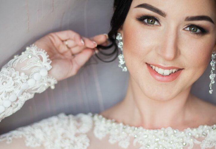 Orecchini da sposa: come scegliere quelli giusti in base all'acconciatura