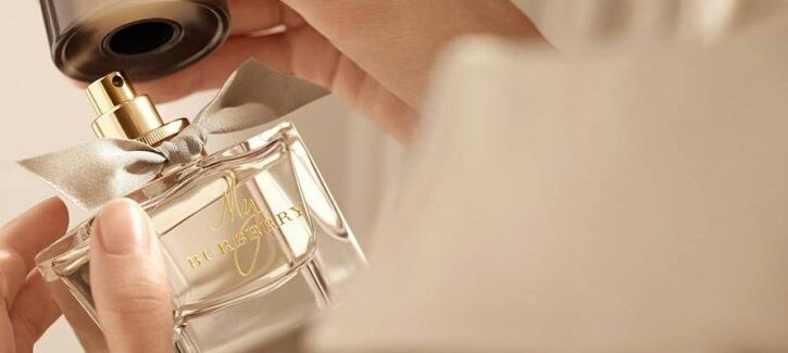 Oro e rosso, i colori del Natale targato Burberry