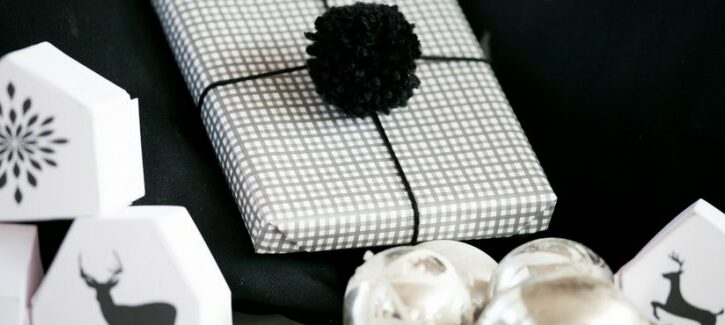 Pacchetti regalo di Natale eleganti in bianco e nero, il tutorial
