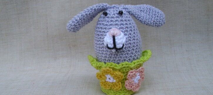 Come fare un uovo di Pasqua con orecchie da coniglio all'uncinetto