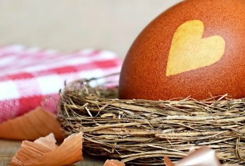 Uova di Pasqua decorate con il cuoricino