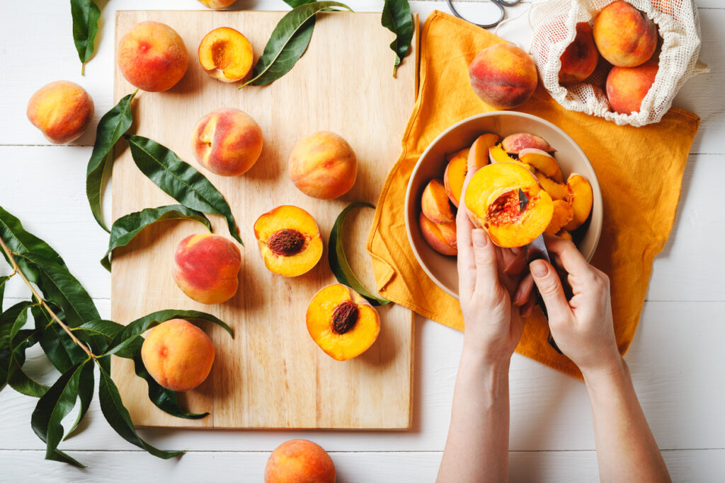 Sgonfiarsi con la frutta e la verdura estiva