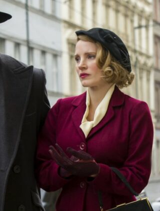 Storia della moda anni '40, dai tailleur militari alla finta riga dei collant: pillole di stile dagli anni dell'austerità