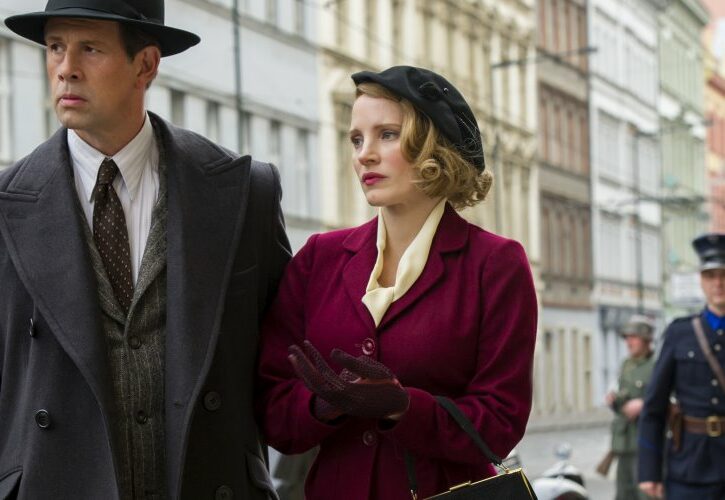 Storia della moda anni '40, dai tailleur militari alla finta riga dei collant: pillole di stile dagli anni dell'austerità