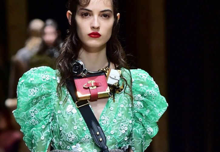 Prada: fra colori forti e cappelli alla marinara a Milano Moda Donna