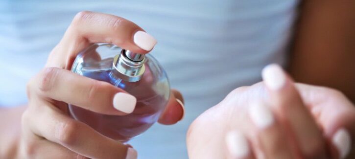 Profumo: ecco come farlo durare a lungo dopo averlo spruzzato