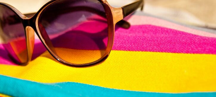 Protetta e cool: le pochette più carine per portare i solari in spiaggia