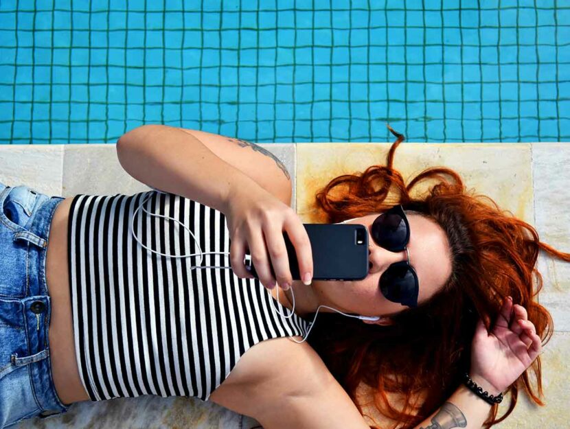 ragazza-smartphone-piscina