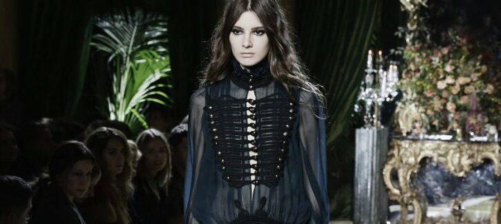 Roberto Cavalli: iperfemminile, fra velluto e trasparenze a Milano Moda Donna