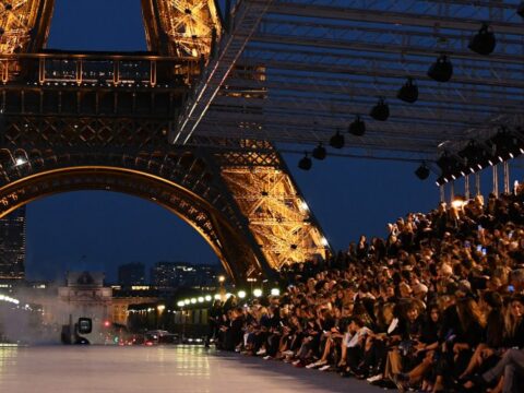Saint Laurent Primavera Estate 2018, la sfilata sotto la Tour Eiffel è la più bella della Paris Fashion Week