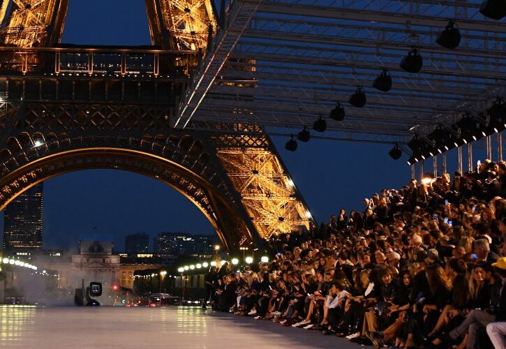 Saint Laurent Primavera Estate 2018, la sfilata sotto la Tour Eiffel è la più bella della Paris Fashion Week