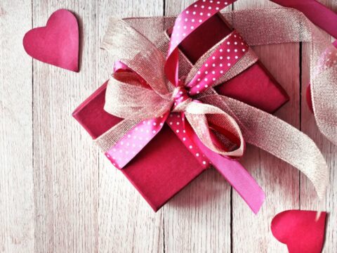San Valentino: i regali più belli per lei, tante idee per il 14 febbraio la Festa degli Innamorati