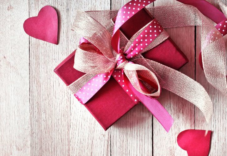 San Valentino: i regali più belli per lei, tante idee per il 14 febbraio la Festa degli Innamorati