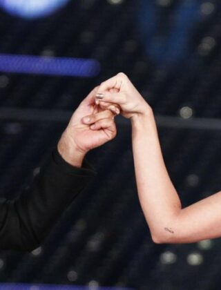 Sanremo 2016, gli abiti e le imitazioni di Virginia Raffaele